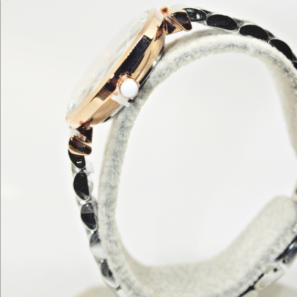 Quartz Watch in Rose Gold - Picture 8 of 16